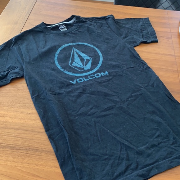 Volcan t-shirt size small - Picture 2 of 3